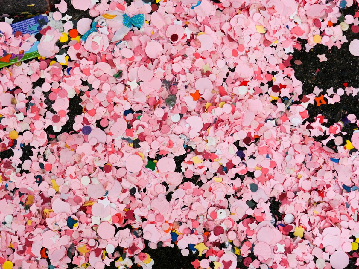 Pluie de confettis roses
