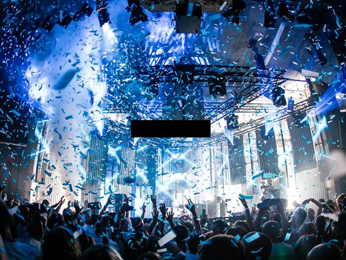 Pluie de confettis bleus et blancs sur la foule