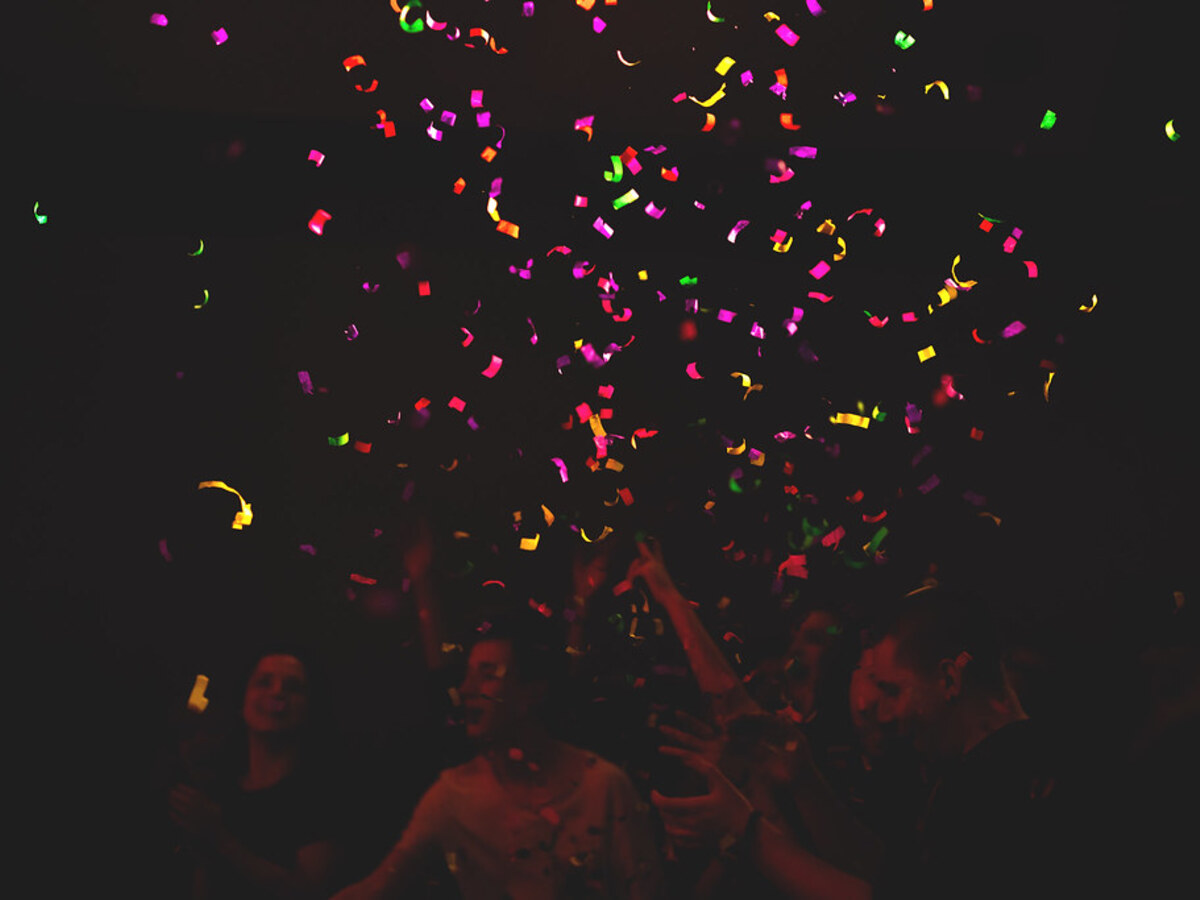 Pluie de confettis multicolores