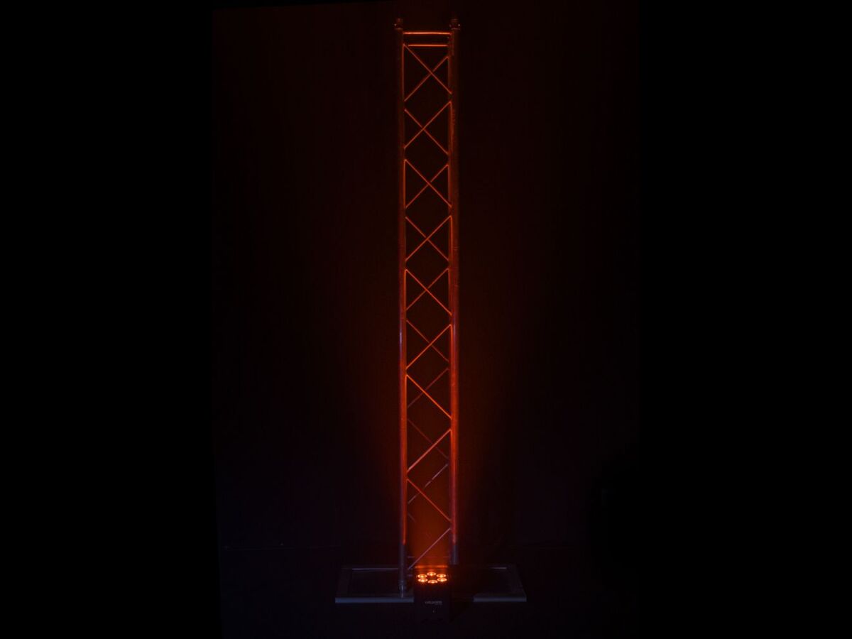Mise en lumière avec un spot LED sur batterie