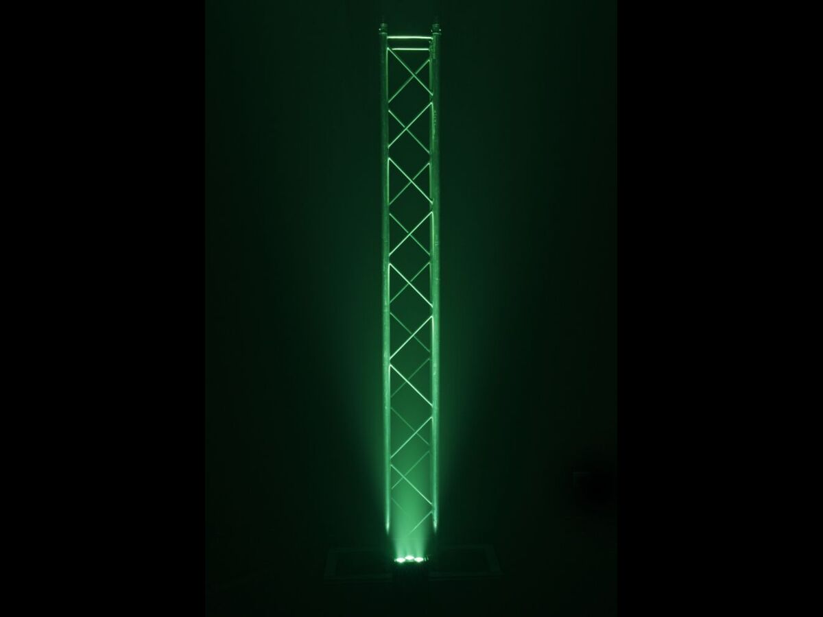 Mise en lumière avec un spot LED sur batterie